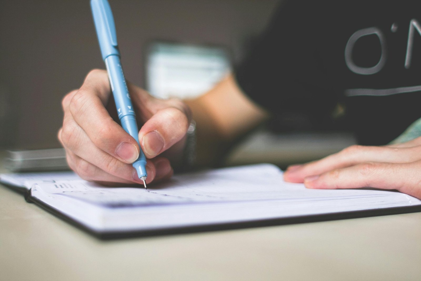Contrato com Influenciadores – Cláusula de Rescisão por Dano de Imagem